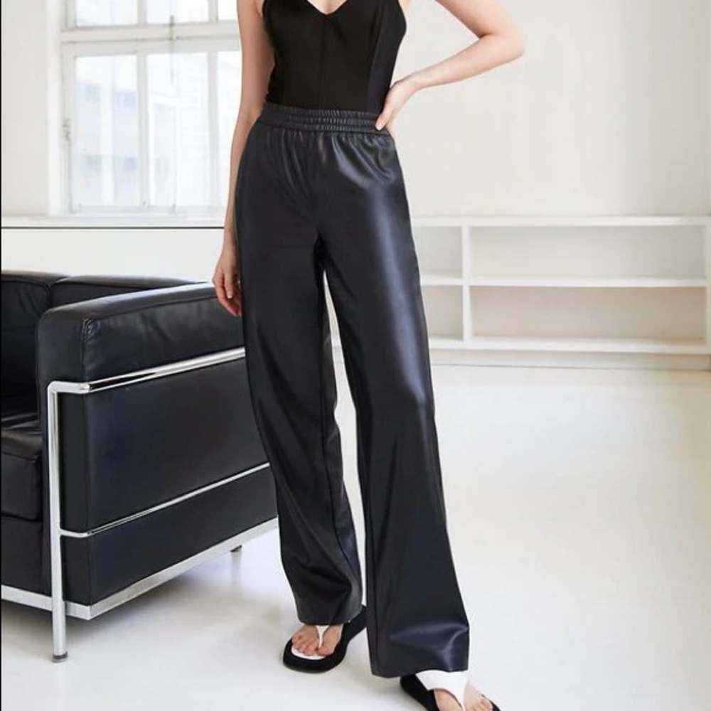 NWT Aritzia Babaton Knightly black vegan leather pants, size 2